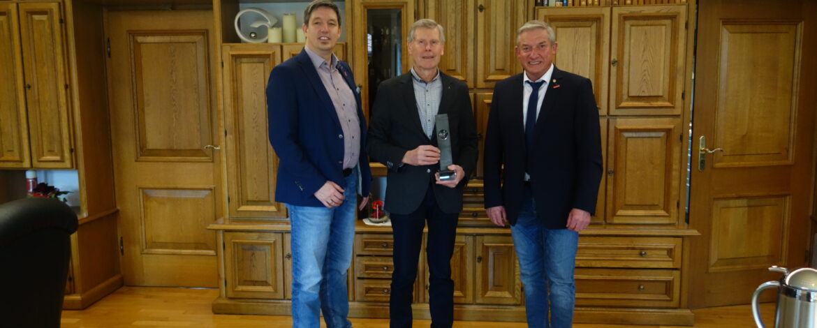 Reinhold Kurre (Mitte) wurde mit dem August-Bruns-Preis 2022 für besonderes Engagement in der Ausbildung geehrt. Kreishandwerksmeister Günther Tönjes (rechts) und Hauptgeschäftsführer Dr. Michael Hoffschroer (links) überreichten den Preis.